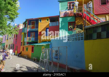 Buenos Aires, Argentinien - 21. November 2024: Bunte Gebäude und Gemälde auf El Caminito im Hafenviertel La Boca von Buenos Aires Stockfoto