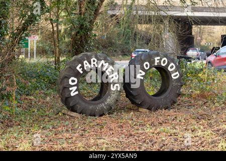 Die Landwirte protestieren in Form von zwei großen Reifen mit der Aufschrift "No Framers-No Food" in weißer Farbe. Großbritannien im Jahr 2024. Stockfoto