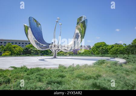 Buenos Aires, Argentinien - 20. November 2024: Floralis Generica Skulptur im Park der Vereinten Nationen, Buenos Aires Stockfoto