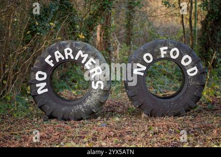 Die Landwirte protestieren in Form von zwei großen Reifen mit der Aufschrift "No Framers-No Food" in weißer Farbe. Großbritannien im Jahr 2024. Stockfoto