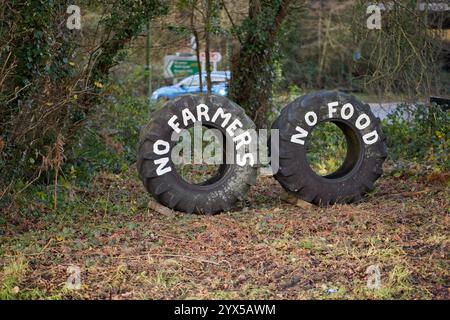 Die Landwirte protestieren in Form von zwei großen Reifen mit der Aufschrift "No Framers-No Food" in weißer Farbe. Großbritannien im Jahr 2024. Stockfoto