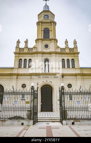 San Antonio de Areco, Argentinien - 19. November 2024: Parroquia Kirche San Antonio de Padua, San Antonio de Areco, La Pampa Stockfoto