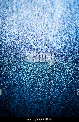 Blaues, undurchsichtiges Glas mit Eisillusionseffekt, mattierter Textur und coolem ästhetischem Design Stockfoto