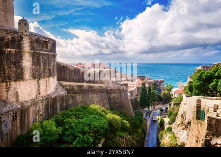 Antike Außenmauern der Altstadt von Dubrovnik mit historischen Festungen und mittelalterlicher Architektur in Kroatien Stockfoto