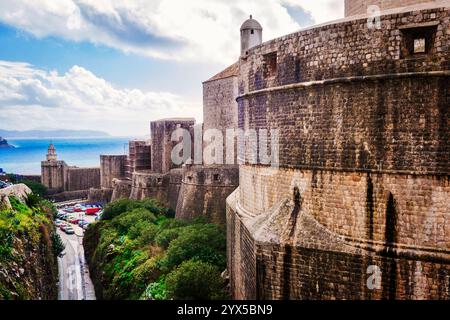 Antike Außenmauern der Altstadt von Dubrovnik mit historischen Festungen und mittelalterlicher Architektur in Kroatien Stockfoto