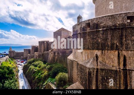 Antike Außenmauern der Altstadt von Dubrovnik mit historischen Festungen und mittelalterlicher Architektur in Kroatien Stockfoto