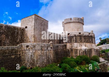 Antike Außenmauern der Altstadt von Dubrovnik mit historischen Festungen und mittelalterlicher Architektur in Kroatien Stockfoto