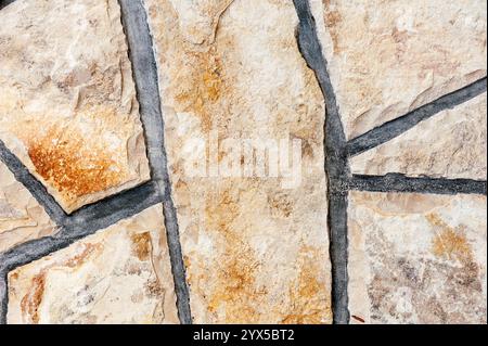 Nahaufnahme der Steinwandstruktur mit rauer Oberfläche und natürlichen Mustern in Detailed Architecture Stockfoto