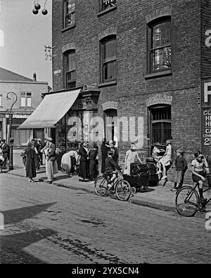 Szene vor einem Pfandleiher-Laden im East End von London, 1930er Jahre Stockfoto
