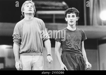 l-r: Derek Jacobi (Prospero), Mark Rylance (Ariel) in der Probe für DEN STURM von Shakespeare bei der Royal Shakespeare Company (RSC), Royal Shakespeare Theatre, Stratford-upon-Avon, England 1982 Musik: Stephen Oliver Design: Maria Bjornson Beleuchtung: Richard Riddell Choreographie: David Toguri Regisseur: Ron Daniels Stockfoto