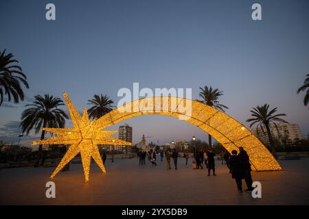 Valencia Spanien, 13. Dezember, Ein Stern von Bethlehem vor dem Torres de Serranos in Valencia, anlässlich der Einweihung der Weihnachtsdekoration der Stadt. Quelle: Eduardo Ripoll Stockfoto