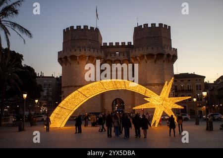 Valencia Spanien, 13. Dezember, Ein Stern von Bethlehem vor dem Torres de Serranos in Valencia, anlässlich der Einweihung der Weihnachtsdekoration der Stadt. Quelle: Eduardo Ripoll Stockfoto