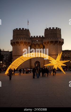 Valencia Spanien, 13. Dezember, Ein Stern von Bethlehem vor dem Torres de Serranos in Valencia, anlässlich der Einweihung der Weihnachtsdekoration der Stadt. Quelle: Eduardo Ripoll Stockfoto