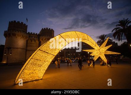 Valencia Spanien, 13. Dezember, Ein Stern von Bethlehem vor dem Torres de Serranos in Valencia, anlässlich der Einweihung der Weihnachtsdekoration der Stadt. Quelle: Eduardo Ripoll Stockfoto