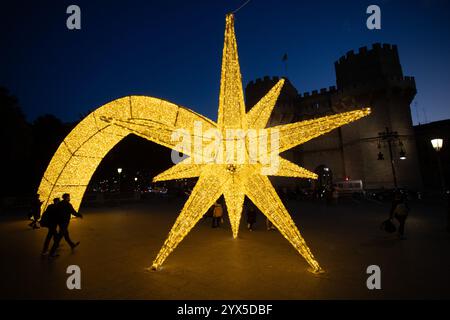 Valencia Spanien, 13. Dezember, Ein Stern von Bethlehem vor dem Torres de Serranos in Valencia, anlässlich der Einweihung der Weihnachtsdekoration der Stadt. Quelle: Eduardo Ripoll Stockfoto