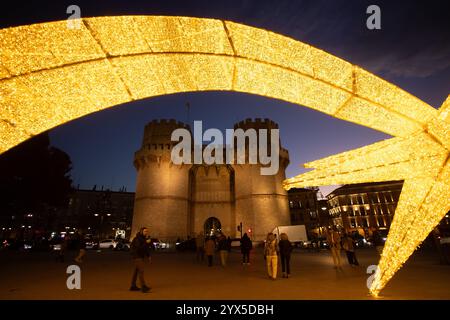 Valencia Spanien, 13. Dezember, Ein Stern von Bethlehem vor dem Torres de Serranos in Valencia, anlässlich der Einweihung der Weihnachtsdekoration der Stadt. Quelle: Eduardo Ripoll Stockfoto