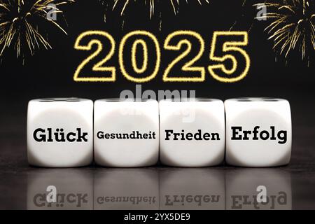 13. Dezember 2024: Cube mit der Inschrift: Glück, Gesundheit, Erfolg und Frieden. Silvester- und Silvesterkonzept, Jahreswende von 2024 bis 2025. FOTOMONTAGE *** Würfel mit der Aufschrift: Glück, Gesundheit, Erfolg und Frieden. Neujahr und Silvester Konzept, Jahreswechsel von 2024 auf 2025. FOTOMONTAGE Stockfoto