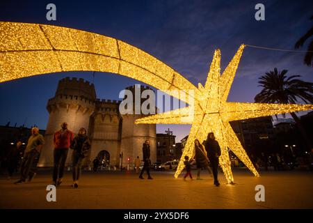 Valencia Spanien, 13. Dezember, Ein Stern von Bethlehem vor dem Torres de Serranos in Valencia, anlässlich der Einweihung der Weihnachtsdekoration der Stadt. Quelle: Eduardo Ripoll Stockfoto