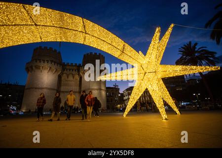 Valencia Spanien, 13. Dezember, Ein Stern von Bethlehem vor dem Torres de Serranos in Valencia, anlässlich der Einweihung der Weihnachtsdekoration der Stadt. Quelle: Eduardo Ripoll Stockfoto