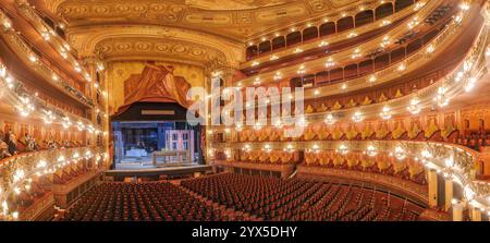 Buenos Aires, Argentinien - 18. November 2024: Das Innere des Opernhauses Teatro Colon in Buenos Aires Stockfoto