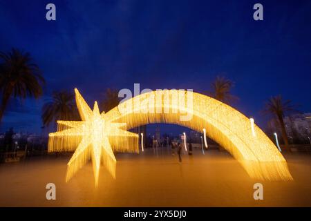 Valencia Spanien, 13. Dezember, Ein Stern von Bethlehem vor dem Torres de Serranos in Valencia, anlässlich der Einweihung der weihnachtlichen Einrichtung der Stadt Stockfoto