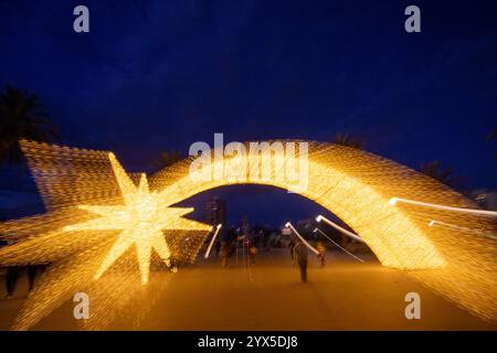 Valencia Spanien, 13. Dezember, Ein Stern von Bethlehem vor dem Torres de Serranos in Valencia, anlässlich der Einweihung der weihnachtlichen Einrichtung der Stadt Stockfoto