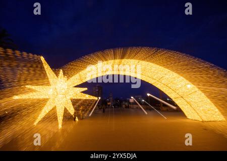 Valencia Spanien, 13. Dezember, Ein Stern von Bethlehem vor dem Torres de Serranos in Valencia, anlässlich der Einweihung der weihnachtlichen Einrichtung der Stadt Stockfoto