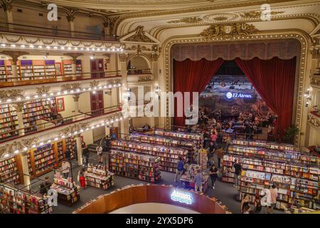 Buenos Aires, Argentinien - 18. November 2024: El Ateneo Grand Splendid Book Store in einem ehemaligen Theater Stockfoto