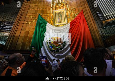 Mexiko-Stadt, Mexiko. Dezember 2024. Hunderte von Gläubigen besuchen die Basilika von Guadalupe, um der Jungfrau von Guadalupe für die Gefälligkeiten und Versprechen zu danken, die im Rahmen der Feierlichkeiten zum Tag der Jungfrau von Guadalupe gewährt wurden. (Kreditbild: © Ian Robles/OKULARIS via ZUMA Press Wire) NUR REDAKTIONELLE VERWENDUNG! Nicht für kommerzielle ZWECKE! Stockfoto