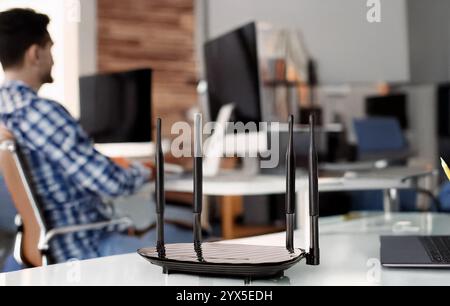 Ein Router für die WLAN-Verteilung im Büro, Nahaufnahme, isoliert auf weißem Hintergrund. Stockfoto