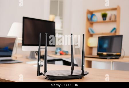 Ein Router für die WLAN-Verteilung im Büro, Nahaufnahme, isoliert auf weißem Hintergrund. Stockfoto