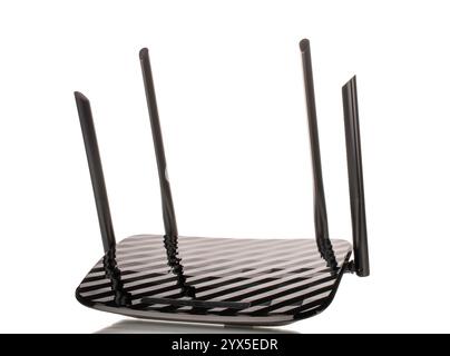 Ein Router zur Verteilung von Wi-Fi, Makro, isoliert auf weißem Hintergrund. Stockfoto