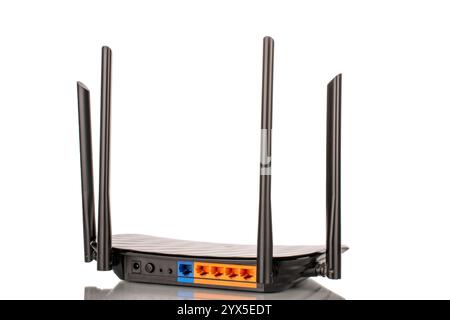 Ein Router zur Verteilung von Wi-Fi, Makro, isoliert auf weißem Hintergrund. Stockfoto