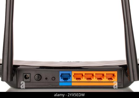 Ein Router zur Verteilung von Wi-Fi, Makro, isoliert auf weißem Hintergrund. Stockfoto