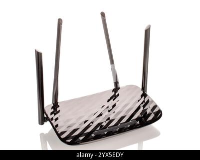 Ein Router zur Verteilung von Wi-Fi, Makro, isoliert auf weißem Hintergrund. Stockfoto