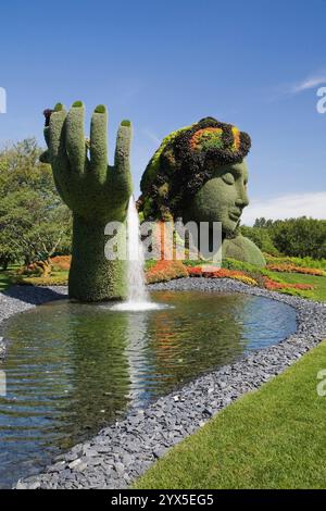 Lebendige Pflanzenskulptur, die im Sommer „Mutter Erde“ genannt wird, wurde auf mit Erde gefüllten Metallgitterformen geschaffen und mit verschiedenen Pflanzen, Blumen und Gräsern bepflanzt. Stockfoto