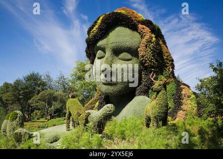 Lebendige Pflanzenskulptur, die im Sommer „Mutter Erde“ genannt wird, wurde auf mit Erde gefüllten Metallgitterformen geschaffen und mit verschiedenen Pflanzen, Blumen und Gräsern bepflanzt. Stockfoto