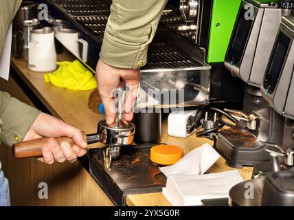 Die Kunst der Espressoextraktion in einem lebhaften Café beherrschen Stockfoto