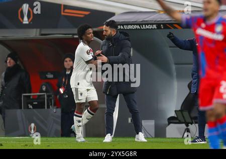 Pilsen, Großbritannien. Dezember 2024. Manchester United Head Coach Ruben Amorim applaudiert Manchester United-Verteidiger Tyrell malacia (12) als Nachfolger beim Spiel FC Viktoria Plzen gegen Manchester United FC am 6. Spieltag der UEFA Europa League in der Doosan Arena, Pilsen, Tschechien am 12. Dezember 2024 Credit: Every Second Media/Alamy Live News Stockfoto