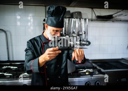 Erfahrener Koch schärft ein Messer auf einem Stahlspitzer und bereitet sich auf die Zubereitung einer Mahlzeit in einer professionellen Restaurantküche vor Stockfoto