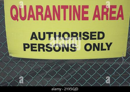 Quarantänebereich-Schild auf Umzäunung um Sperrbereich an einem Hafen Stockfoto