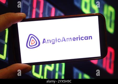 In dieser Abbildung wird das anglo-amerikanische Firmenlogo auf einem Smartphone-Bildschirm angezeigt. Stockfoto