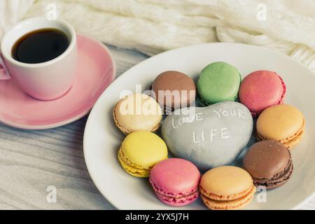 Schwarzer Kaffee und ein Teller Makronen Stockfoto