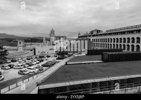 Girona, Katalonien, Spanien - 12. Februar 2022: Alte Stadtmauern von Girona, eine der vollständigsten Stadtmauern Europas. Stockfoto