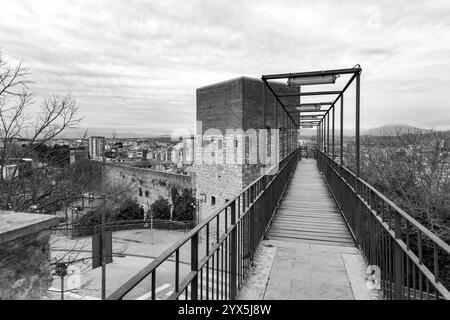 Girona, Katalonien, Spanien - 12. Februar 2022: Alte Stadtmauern von Girona, eine der vollständigsten Stadtmauern Europas. Stockfoto