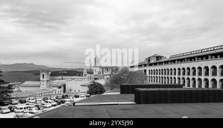 Girona, Katalonien, Spanien - 12. Februar 2022: Alte Stadtmauern von Girona, eine der vollständigsten Stadtmauern Europas. Stockfoto