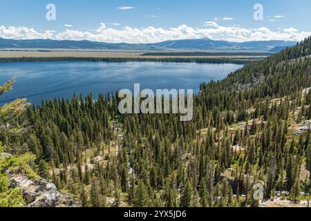 Panoramablick auf den Jenny Lake vom Inspiration Point Overlook im Grand Teton National Park, Wyoming Stockfoto