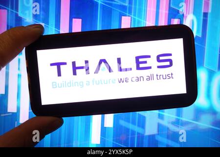 Polen. Dezember 2024. In dieser Fotoabbildung wird das Firmenlogo von Thales auf einem Smartphone-Bildschirm angezeigt. (Foto: Piotr SWAT/SOPA Images/SIPA USA) *** ausschließlich für redaktionelle Nachrichten *** Credit: SIPA USA/Alamy Live News Stockfoto