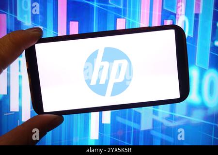 Polen. Dezember 2024. In dieser Fotoabbildung wird das HP Firmenlogo auf einem Smartphone-Bildschirm angezeigt. (Foto: Piotr SWAT/SOPA Images/SIPA USA) *** ausschließlich für redaktionelle Nachrichten *** Credit: SIPA USA/Alamy Live News Stockfoto