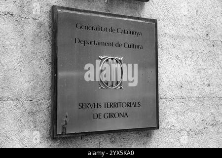 Girona, Spanien - 12. Februar 2022: Beschilderung der territorialen Dienste des Girona-Gebäudes in Girona, Katalonien, Spanien. Stockfoto